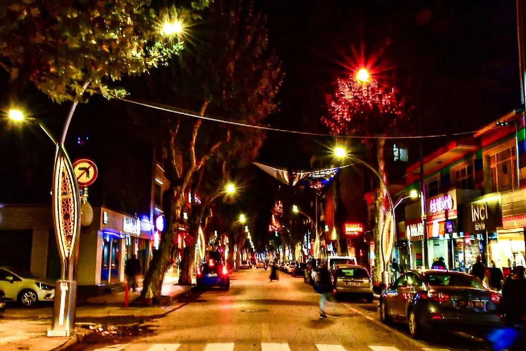 İSTANBUL CADDESİNDE AYDINLATMA TESTİ YAPILDI