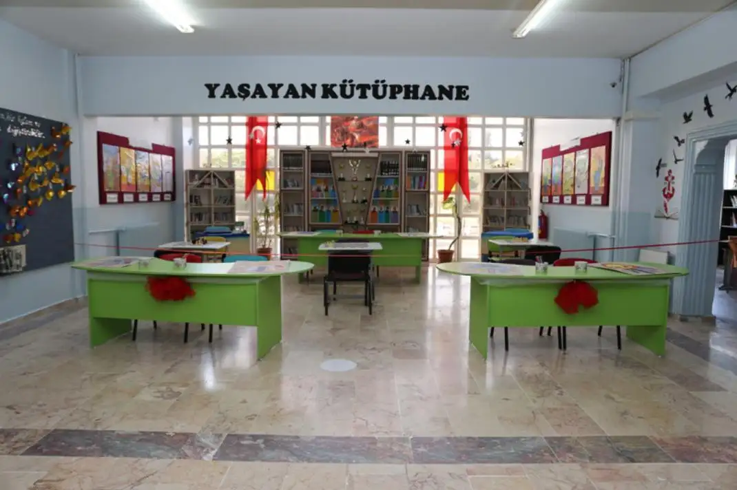 ALTINOVA-PIYALEPASA-ILK-ORTAOKULUNDA-YASAYAN-KUTUPHANE-FAALIYETE-GECTI-1