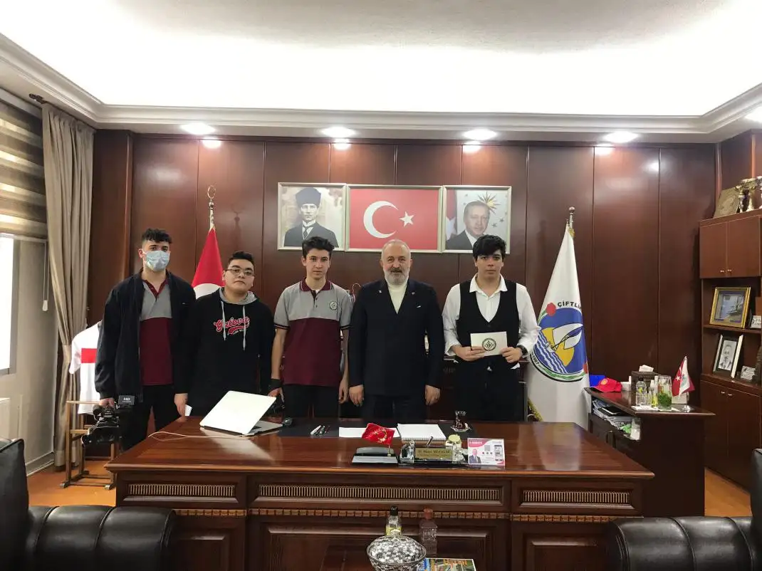 TOBB-MESLEKI-VE-TEKNIK-ANADOLU-LISESI-OGRENCILERINDEN-CIFTLIKKOY-BELEDIYE-BASKANINA-ZIYARET-1