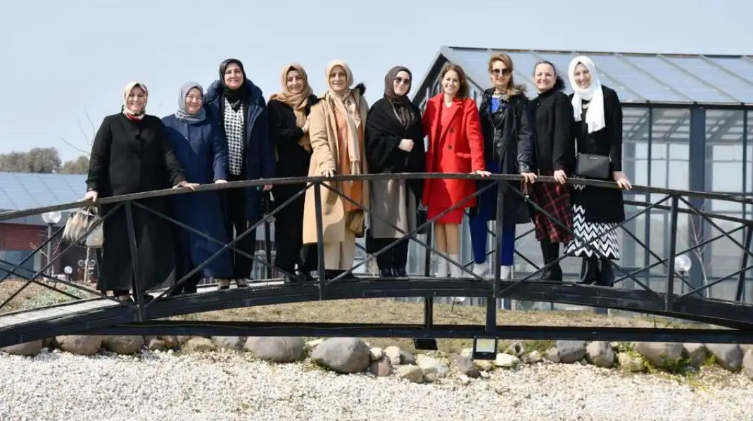 YASEMIN-ORAL-BASKAN-ESLERINI-HERSEKTE-AGIRLADI-1