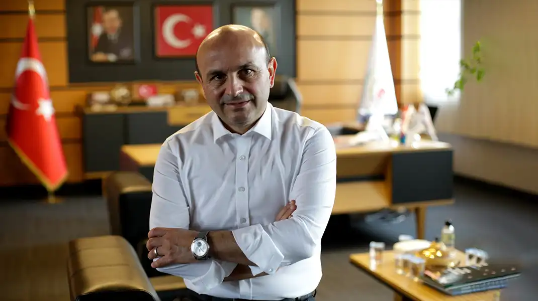 altınova-belediye-başkanı-dr.-metin-oral-ayakta-elleri-bağlı